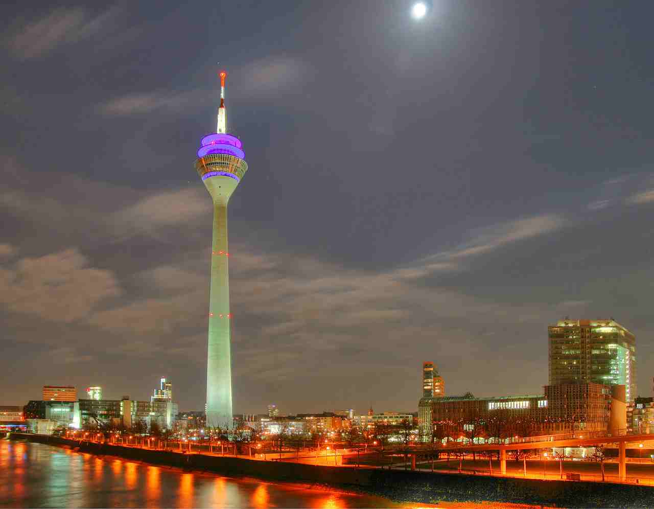 برج الراين من أفضل اماكن دوسلدورف الاماكن السياحية