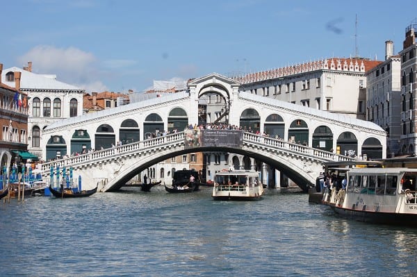 جسر ريالتو من اشهر الاماكن السياحية في فينيسيا ايطاليا