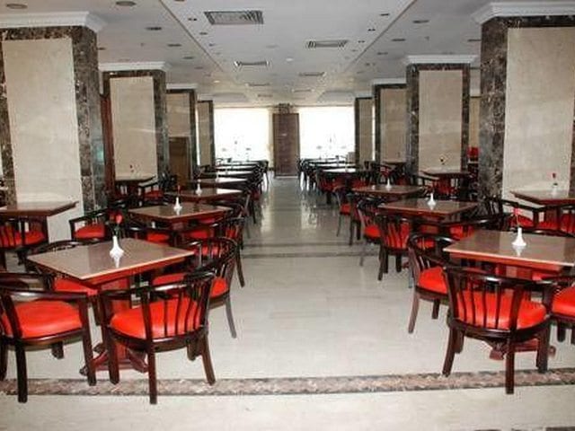يضم فندق سي فيو الاسكندرية مطعماً واحداً وكافتيريا، ويقدم وجبة إفطار مجانية.