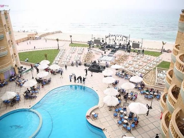 يتميز فندق سى فيو الاسكندرية بمنطقة شاطئ خاصة في شاطئ العجمي المعروف برماله البيضاء ومياهه الصافية.