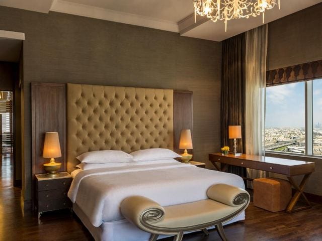تمتاز غرف فندق شيراتون دبي مول الامارات بالمساحات الواسعة