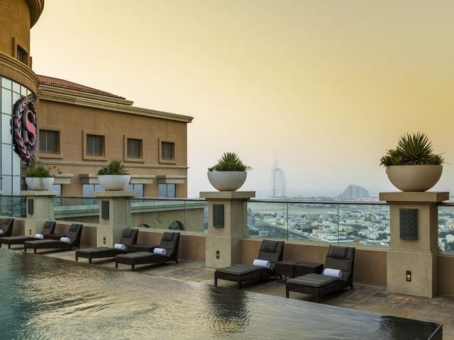 مسبح فندق شيراتون في دبي مول الذي يضم إطلالات ساحرة