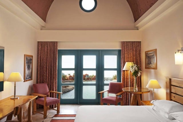 يُتيح فندق شيراتون الجونة الغردقة العديد من الغرف ذات التصميمات الراقية