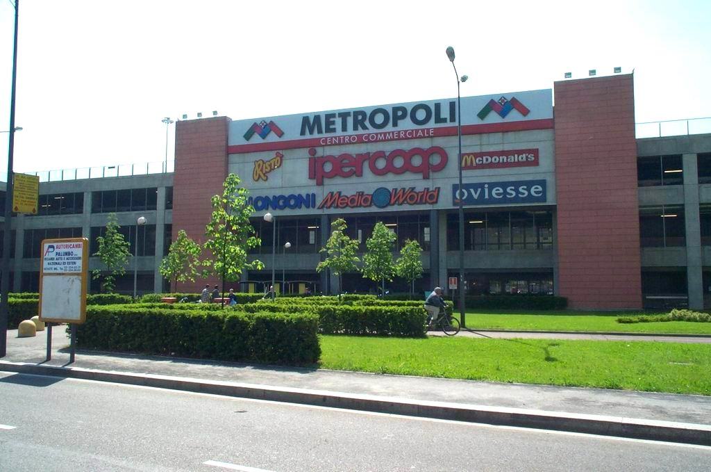 مركز تسوق ميتروبولي من اهم مولات ميلان ايطاليا