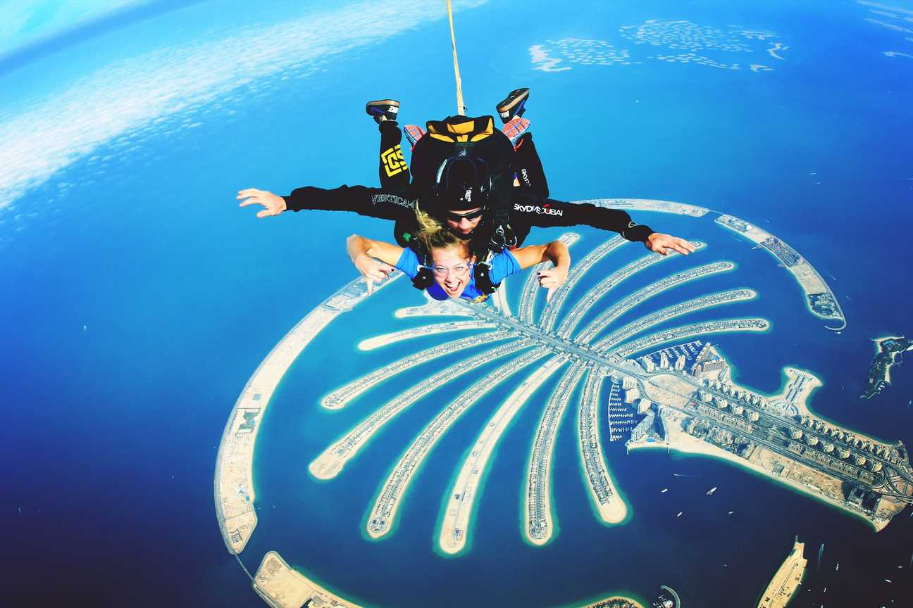 القفز المظلي سكاي دايف دبي من أفضل انشطة السياحة في دبي