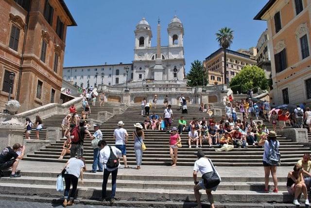 الدرج الاسباني في روما ايطاليا ، من اشهر الاماكن السياحية في روما 