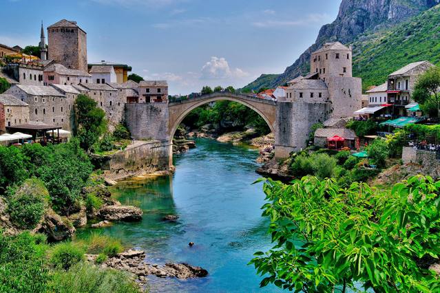 الجسر القديم في موستار يعتبر من اهم الاماكن السياحية في البوسنة والهرسك