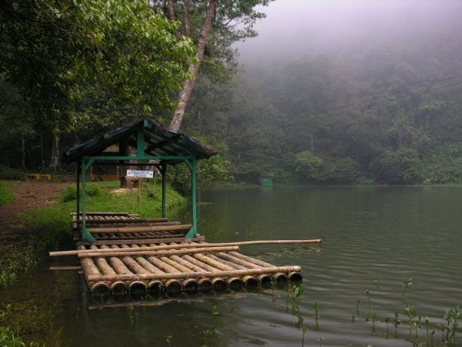 البحيرة الملونة من أفضل معالم السياحة في بونشاك اندونيسيا