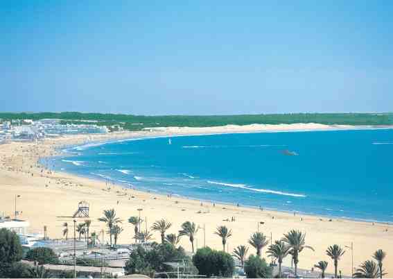 شاطئ اغادير من اهم الاماكن السياحية في  اغادير المغرب