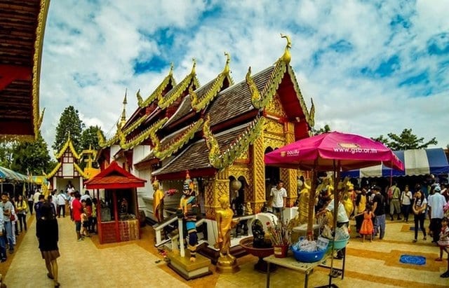 معبد الجبل الذهبي في تايلاند شنغماي 