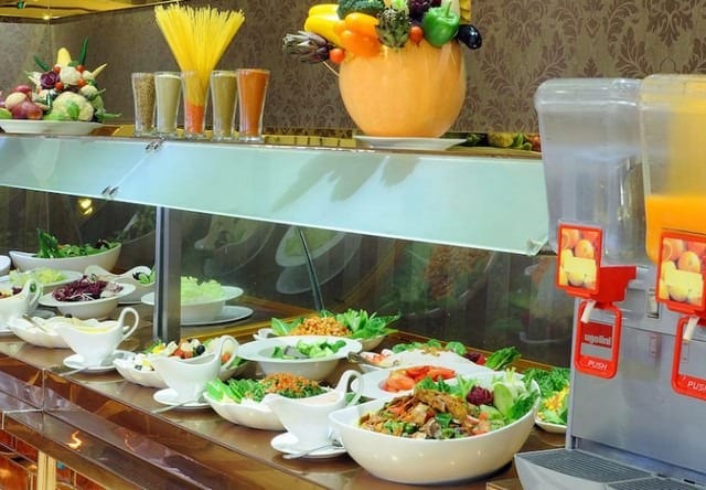 يتضمن فندق زوار العالمي المدينه المنوره مطعم يُوفّر تشكيلة مُتنوّعة من المأكولات.