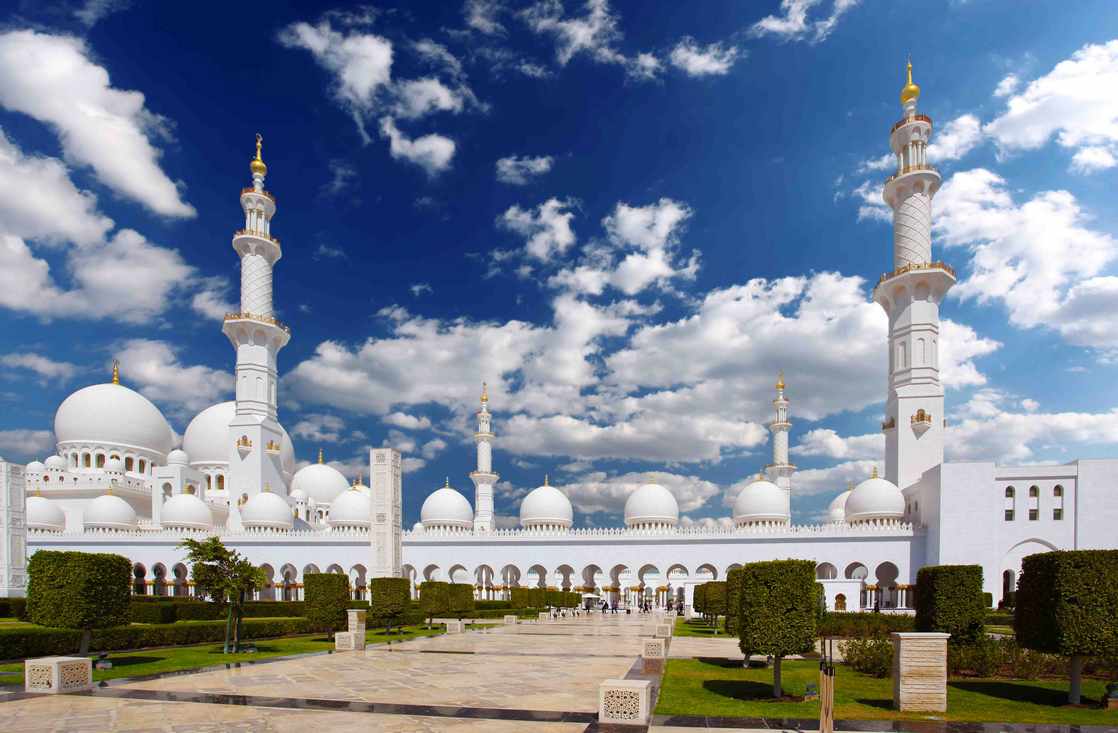 جامع الشيخ زايد، أحد أكبر المساجد في العالم وأهم المعالم في أبوظبي