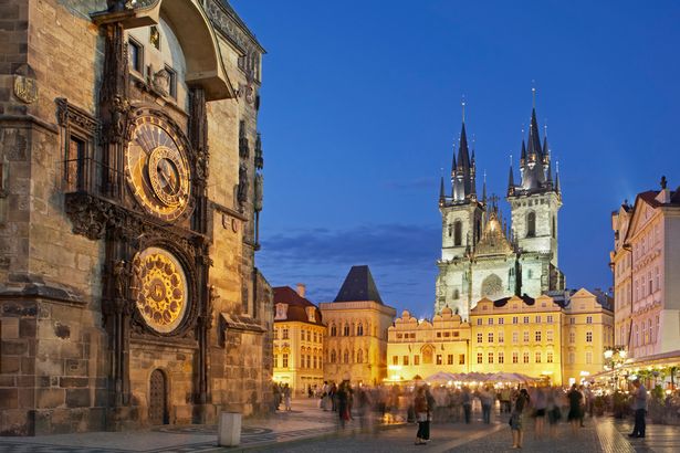ساعة براغ الفلكية - تحفة فنية من عصور الوسطى في قلب براغ