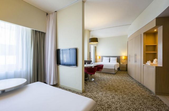 فندق نوفوتيل سويت مول الإمارات دبي من فنادق 3 نجوم دبي شارع الشيخ زايد التي تقع بالقُرب من معالم دبي السياحية  الشهيرة.