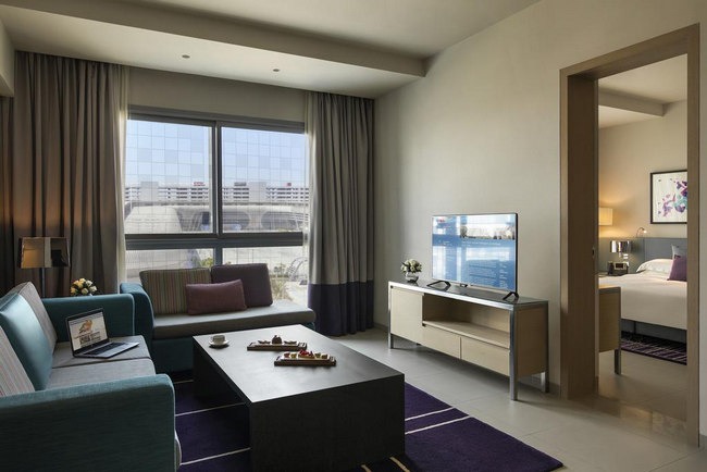 منطقة جلوس رائعة مع شاشة مُسطحة في أجمل الاجنحة الفندقية ابوظبي