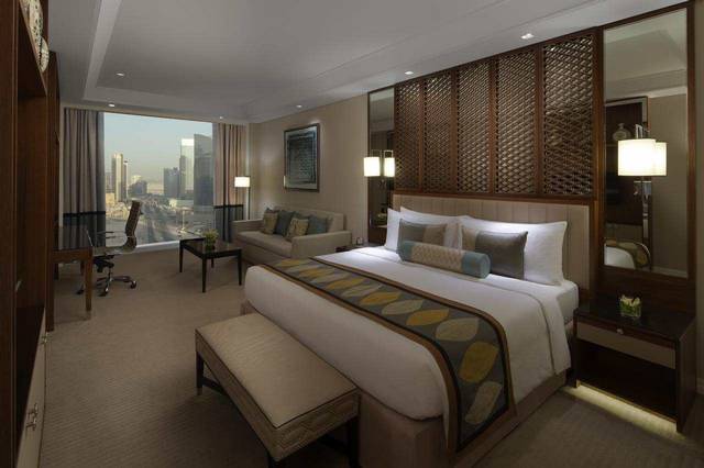 فندق تاج دبي من افضل فنادق دبي 5 نجوم شارع الشيخ زايد من حيث الإطلالات.