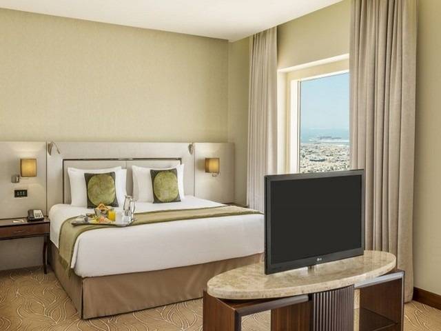 فندق ميلينيوم بلازا دبي من فنادق دبي 5 نجوم شارع الشيخ زايد التي تطل على شاطئ جميرا.
