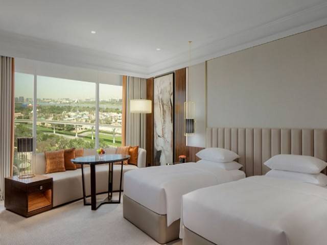 فندق جراند حياة دبي من افضل فنادق دبي ٥ نجوم التي تُوّفر غُرف عصرية.