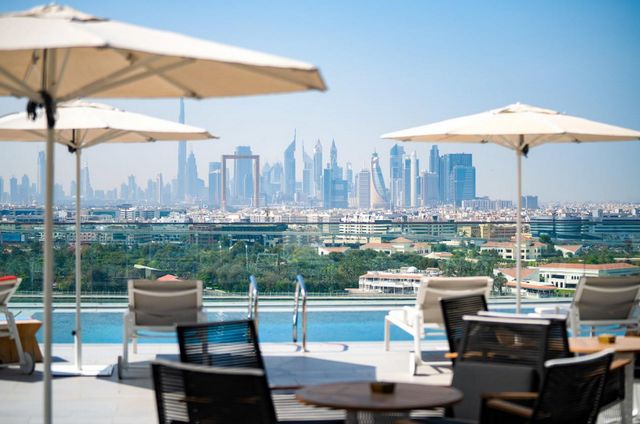 يضم فندق البندر ارجان دبي مسبح في الهواء الطلق