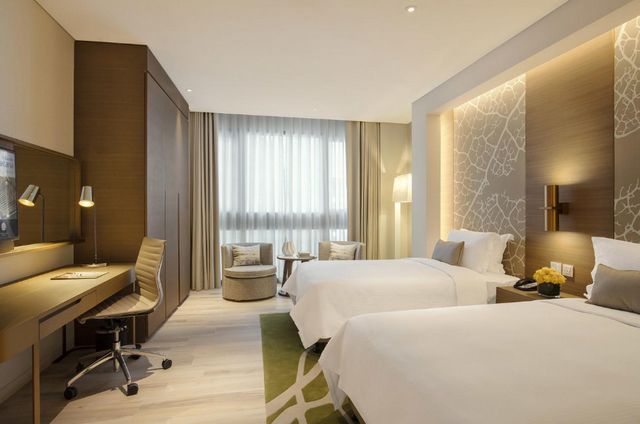 يوفر فندق روتانا ارجان دبي غرف عائلية عصرية الديكورات