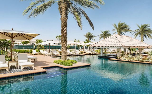يضم فندق الحبتور بولو دبي مسبح خارجي كبير مثالي للاسترخاء.