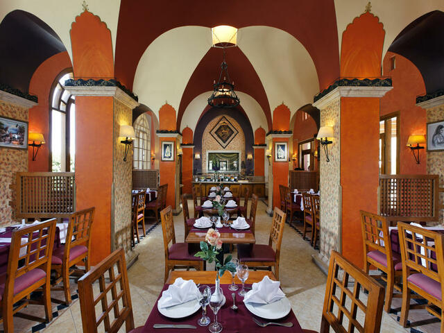 يقدم فندق على باشا بالجونة خيارات طعام مميزة في المطعم