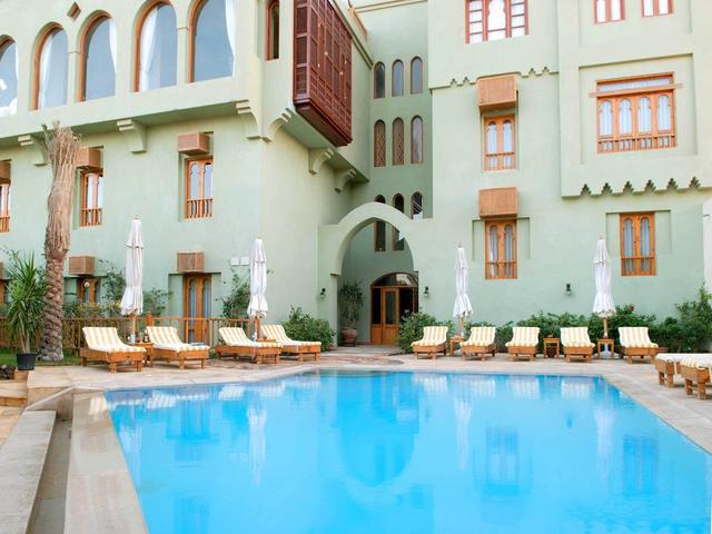 اسمتع بالسباحة في المسبح الداخلي أو الخارجي بينما تستمع بالنظر إلى الاطلالات المميزة في فندق علي باشا في الجونة