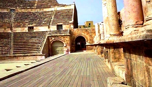 المسرح الروماني في جبل القلعة في عمان ، من ابرز معالم عمان في الاردن