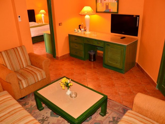 تضم أماكن إقامة فندق ارابيا ازور ريزورت الغردقة غرف معيشة بمساحات جيدة و تحتوي جميع المعدات الأساسية الحديثة
