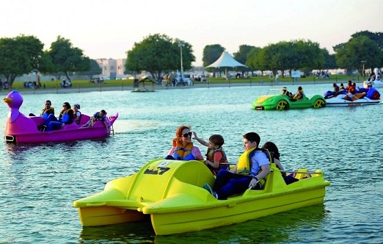 قوارب التجديف في بحيرة متنزه أسباير في الدوحة