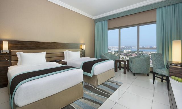 يضم فندق أتانا في دبي غرف عصرية