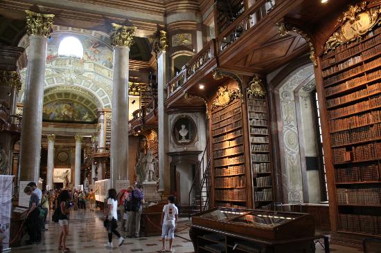 المكتبة الوطنية النمساوية مع معالم فيينا السياحية