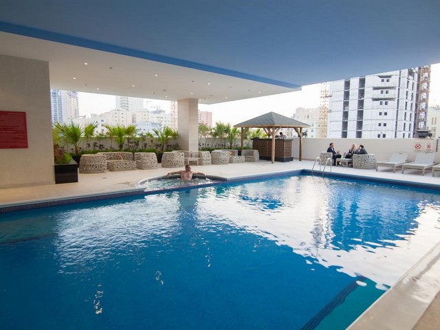 يقدم فندق بريمير البحرين الجفير مرافق مميزة منها المسبح الخارجي الأنيق