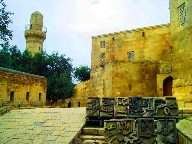 المدينة القديمة في باكو قصر الشروانشاهانيين في باكو
