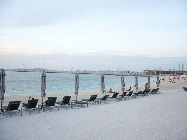 يقع الشاطئ للشقق الفندقية على مقربة شديدة من شاطئ لامير المفتوح