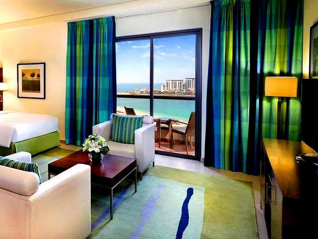 الإقامة في أحد فنادق دبي مطله ع البحر تجربة لا تُنسى