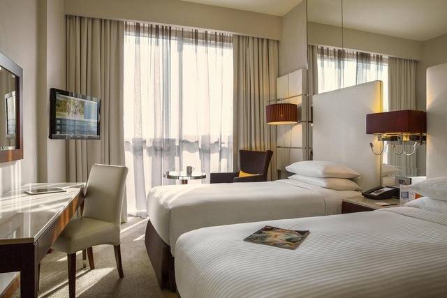فنادق دبي 3 نجوم تقدم خيارات إقامة ميسورة التكلفة مع خدمات ومرافق جيدة.