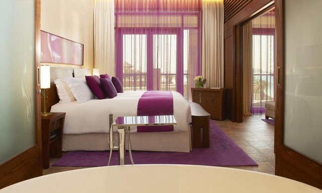 إقامة ساحرة في غُرف فنادق جزيرة النخلة بديكورات وألوان جذابة تبعث الراحة والاستجمام