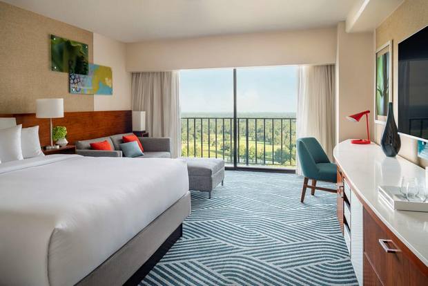 افضل فندق في اورلاندو يوفر إطلالة ساحرة على أفق المدينة والمساحات الخضراء