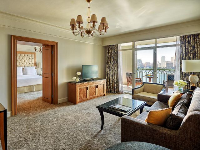 تتميز فنادق القاهرة 5 نجوم على النيل بتوفيرها أماكن إقامة عصرية