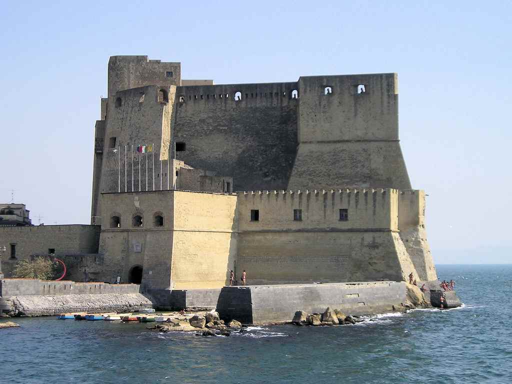 قلعة ديلوفو من اهم اماكن السياحة في نابولي