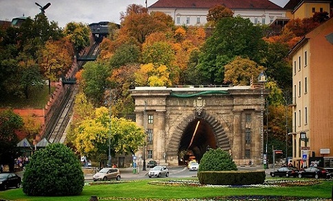 باحة آدام كلارك في جسر السلسلة المعلق من افضل الاماكن السياحية في بودابست المجر