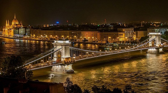 جسر السلسلة المعلق بودابست المجر