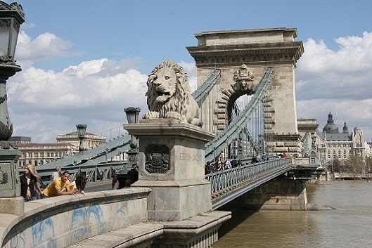 جسر السلسلة المعلق من اجمل اماكن السياحة في بودابست المجر