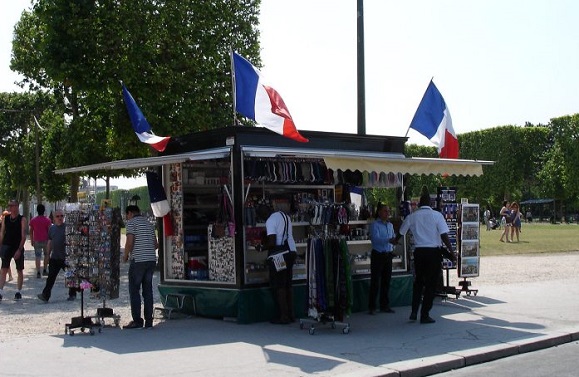 متجر الهدايا في ساحة شون دو مارس في باريس فرنسا