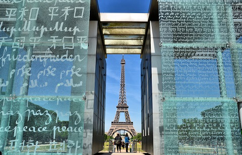 حائط السلام في ساحة شون دو مارس في باريس فرنسا