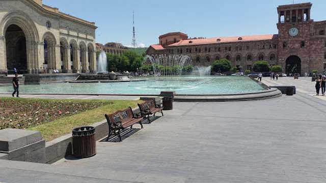 ساحة شارل أزنافور في يريفان