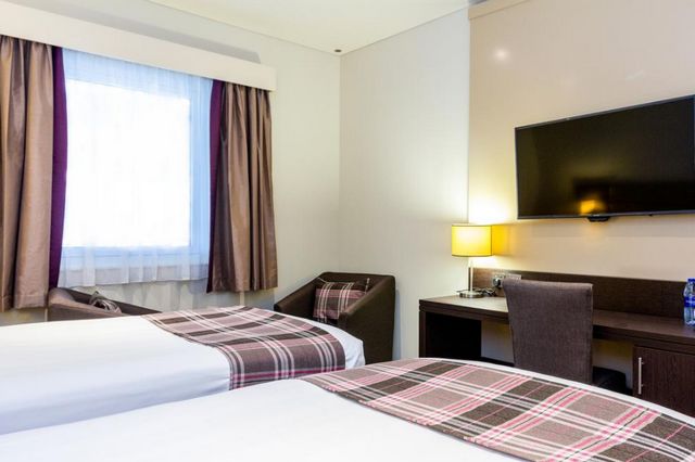 فندق بريمير ان الجداف من فنادق دبي رخيصة للشباب التي تتمتّع بموقع مُمتاز.