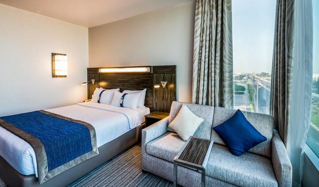 فندق هوليداي ان دبي جميرا ارخص فندق في دبي للشباب بإطلالات رائعة.