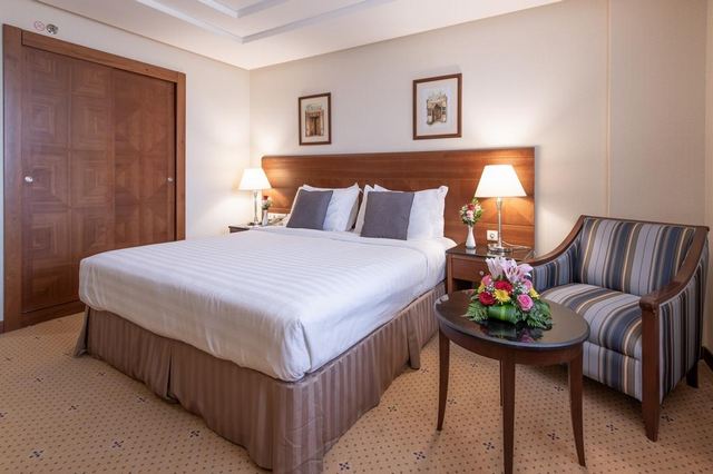 فندق كراون بلازا من فنادق الملز القريبة من حديقة الملك فهد.